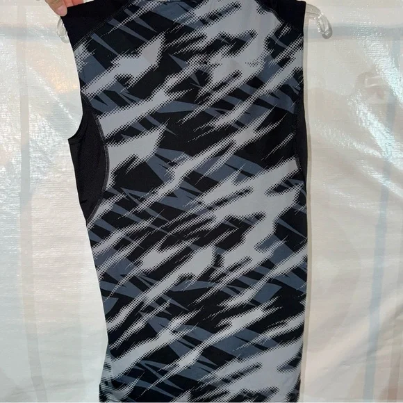 adidas Dynamic Black and Gray top - good for men or women - Picture 3 of 3